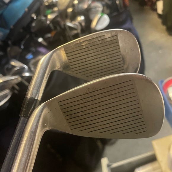 Golf Wedges Sand And Pitching Wedge In Right Hand - Picture 5 of 5